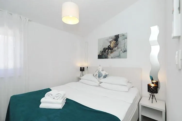 Apartments Dalmatia In Preko Island Ugljan With Swimmingpool
